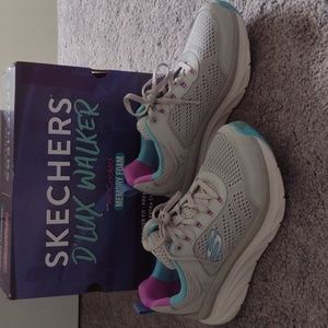 Sketchers Dlux walkers